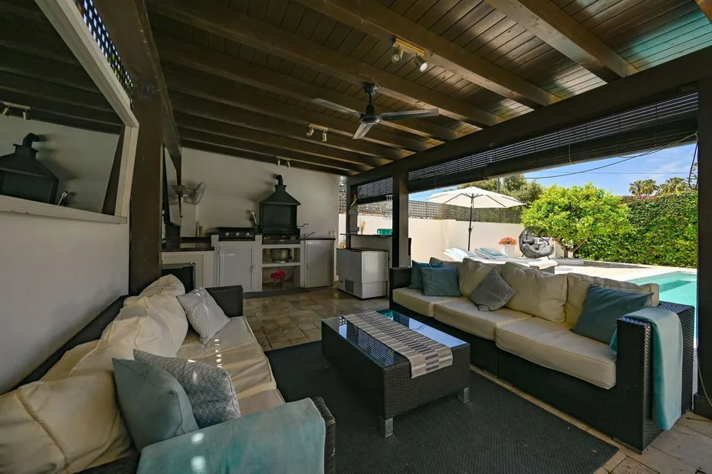 Terrasse - Detached Villa with Private Pool in Río Real, Marbella