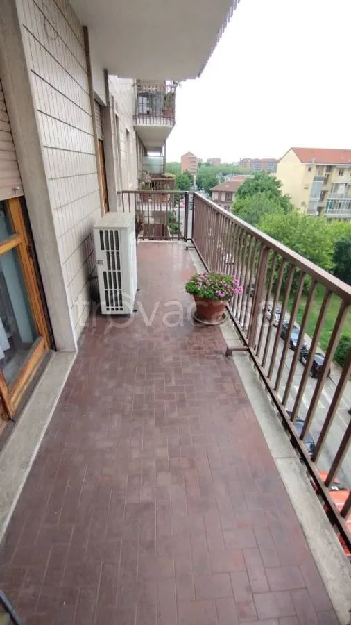 Balcon - Spacious Apartment with Balcony Views in Torino
