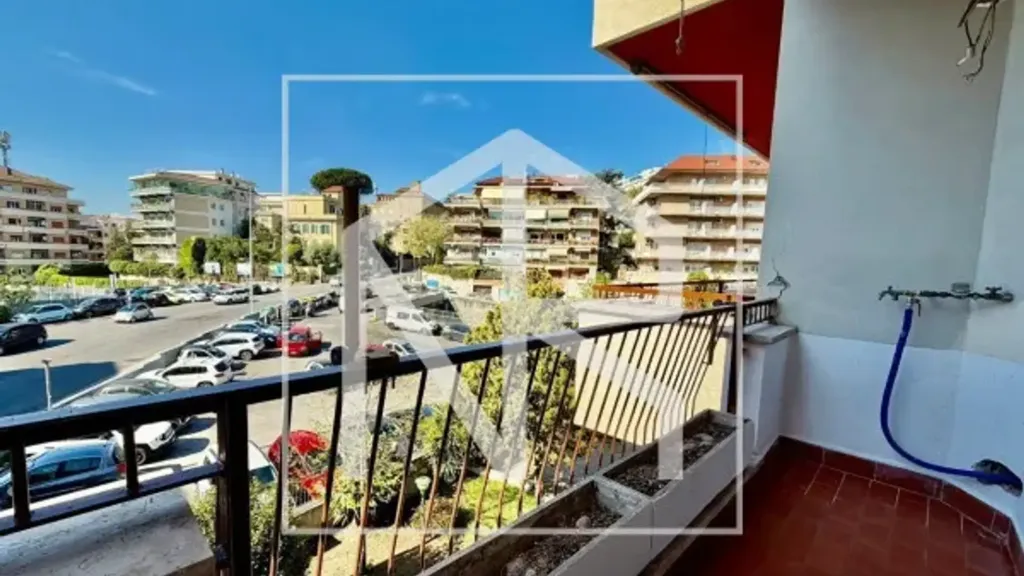 Rõdu - Ristruttured Apartment with Balcony in Rome