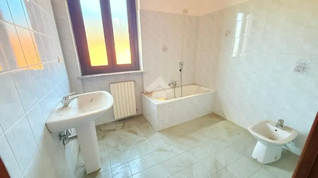 Salles de bain - Apartment with Three Balconies in Lanzo Torinese