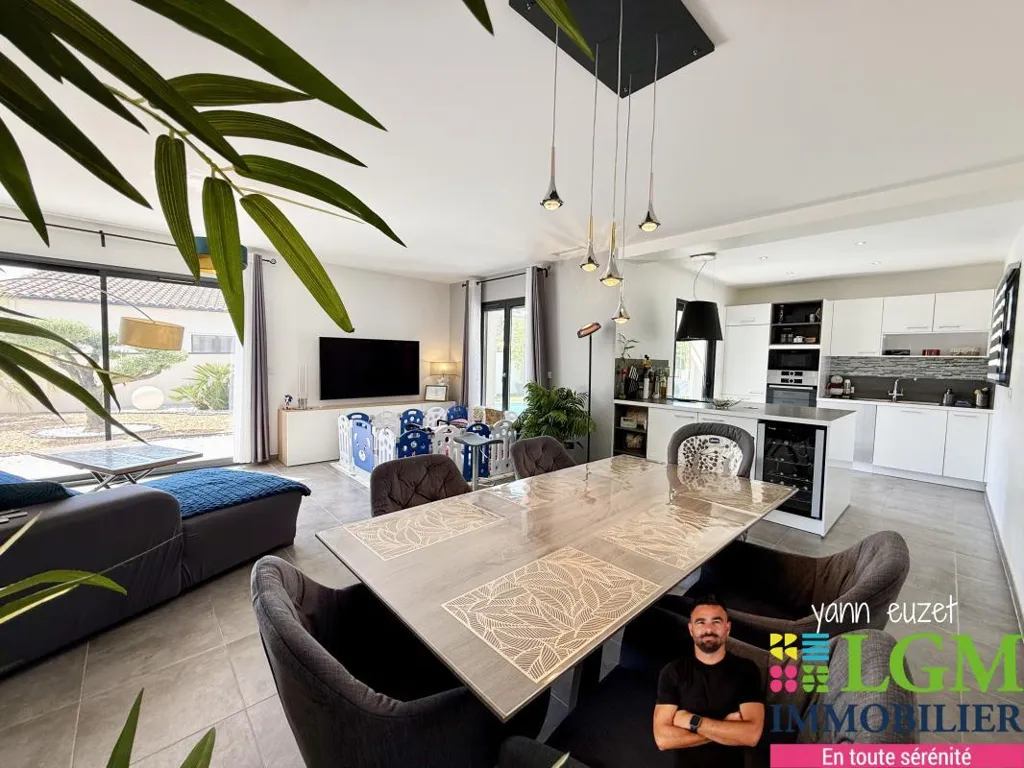 Dining Room - Contemporary House with Pool in Boisseron