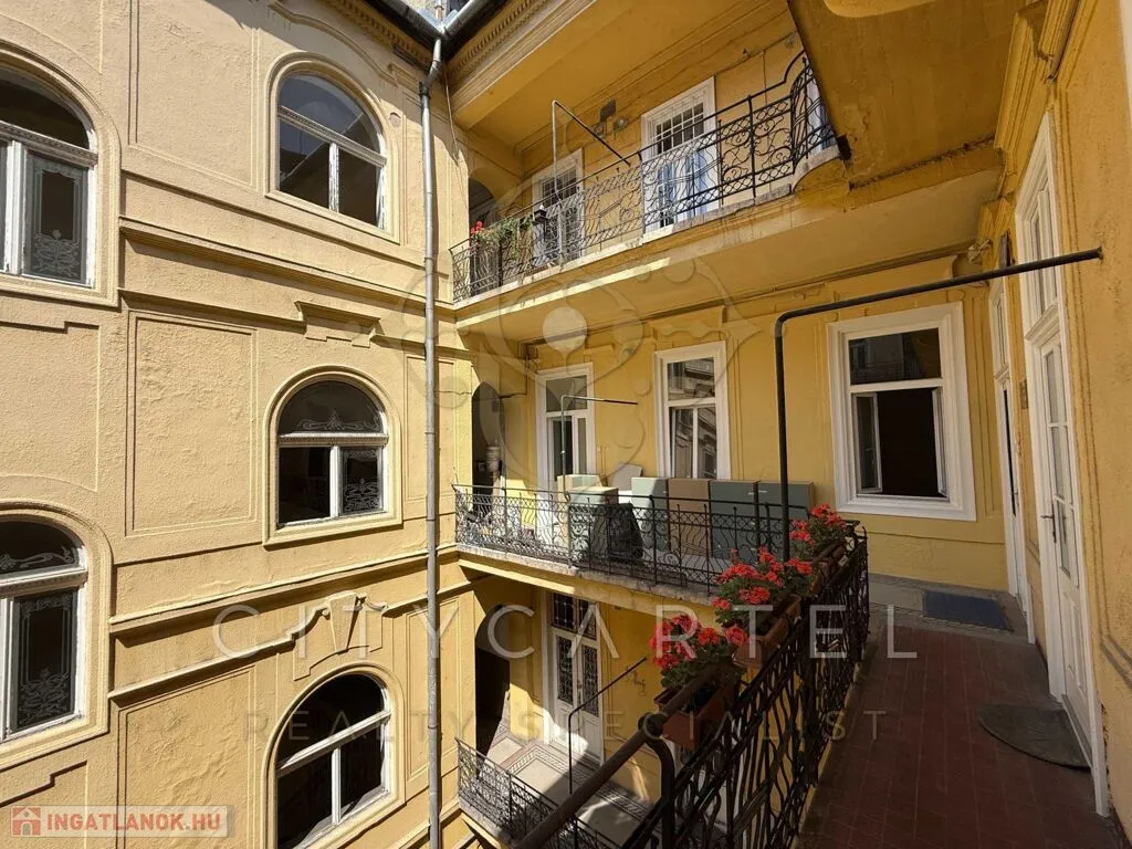 Giardino - Modernised Apartment with Balcony in Budapest VIII