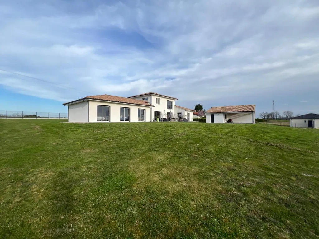 Extérieur - Maison Contemporaine avec Prestations Haut de Gamme à Proximité des Commodités