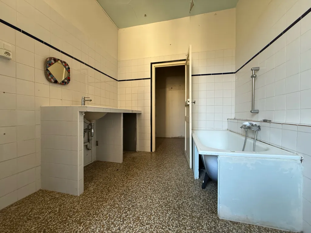 Bathrooms - Spacious Loft with Garage in Lodève