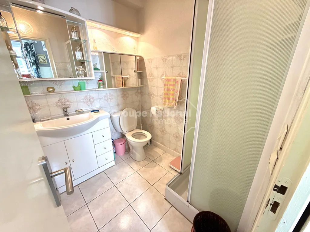 Salles de bain - Appartement avec Terrasse et Vue Port à Proximité des Commerces