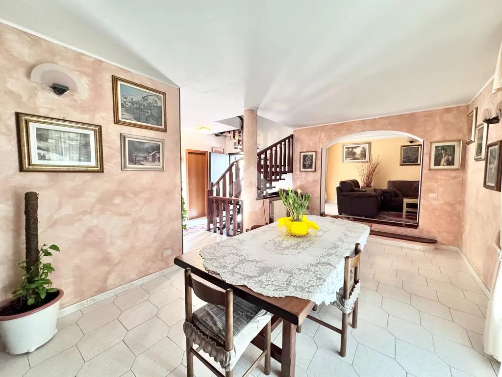 Söögituba - Corner Semi-Detached Villa with Garden in Casarile