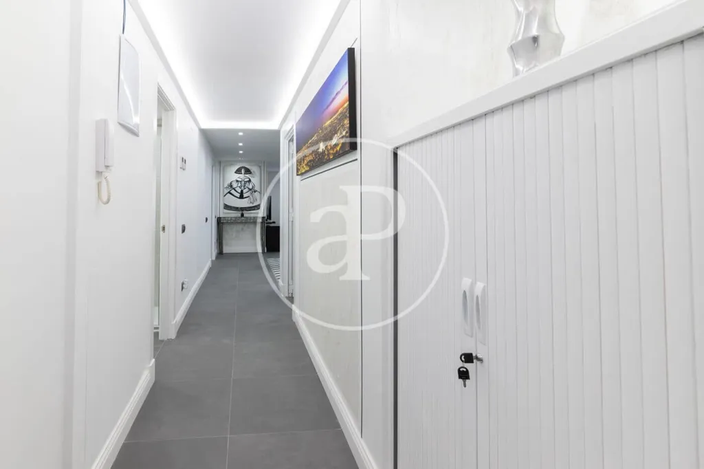 Esik - Modernised Attic Apartment with Terrace in Eixample Dreta