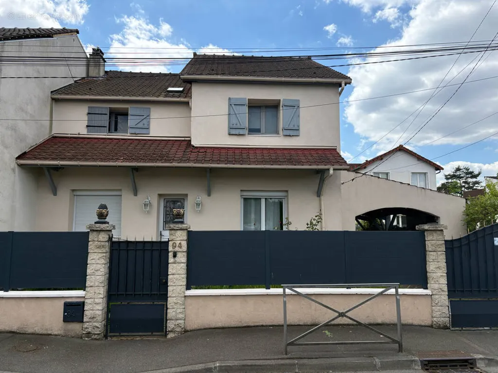 8-toaline maja asukohas Clichy-Sous-Bois