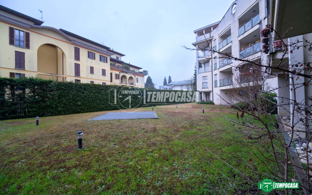 Jardin - Mansard Apartment with Balcony in Mariano Comense