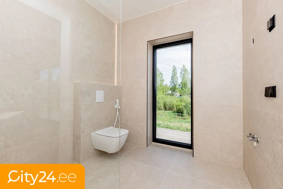 Salles de bain - New Stone House with Balcony in Sindi