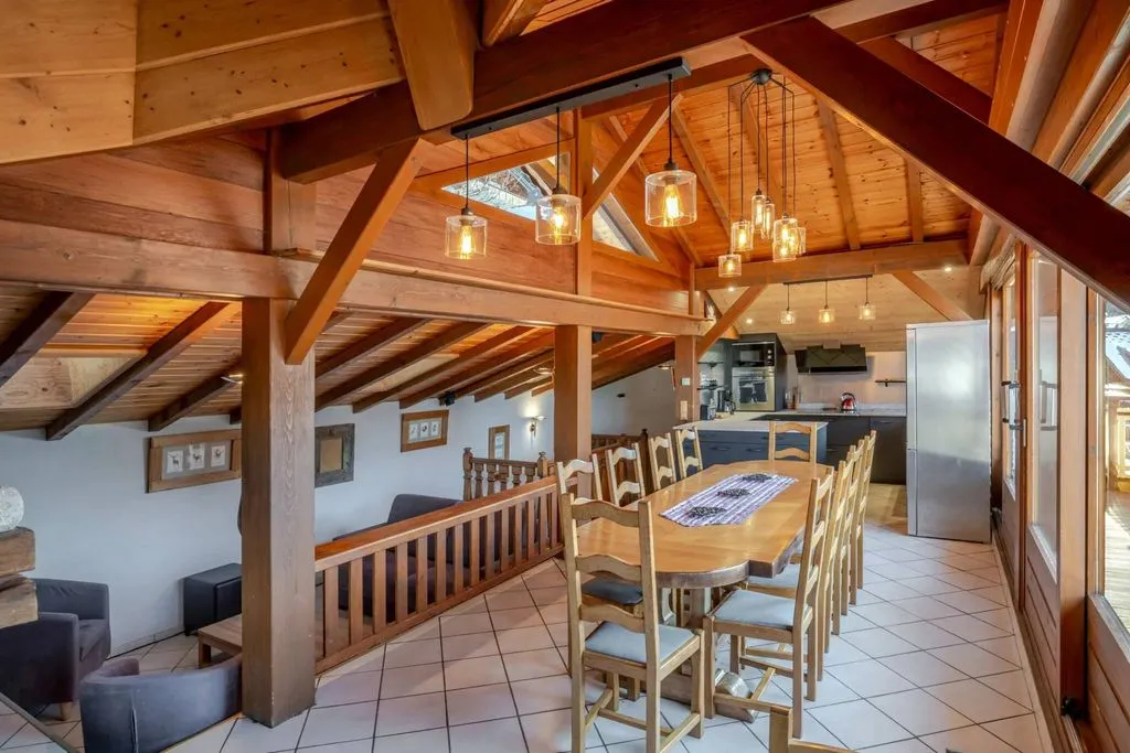 Salle à manger - Chalet Luxueux avec Vue Montagne à Châtel