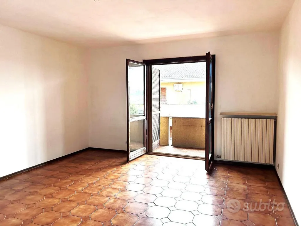 Pièces - Bright Flat with Balcony in Tromello Centre