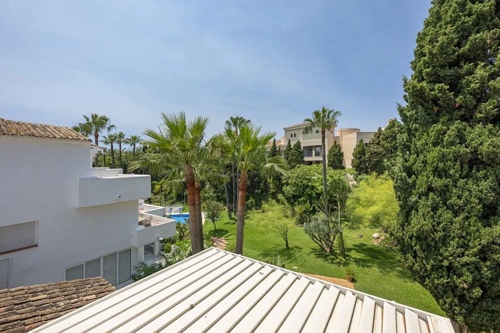 Terraza - Dúplex con piscina y vistas al mar en Los Jardines de las Fuentes, Marbella