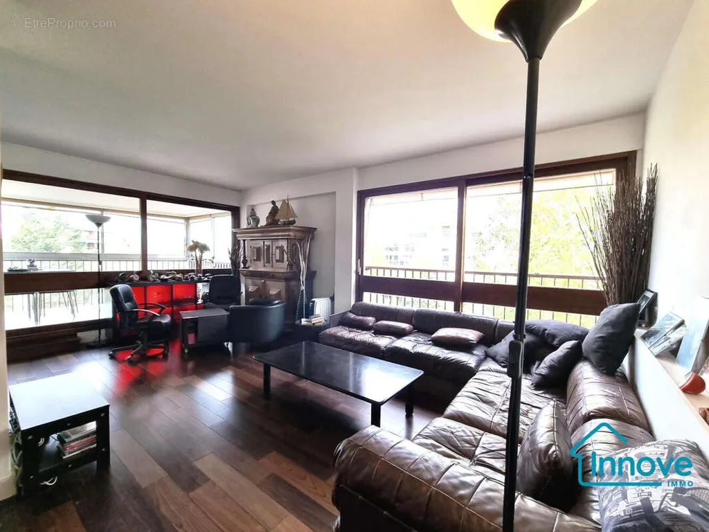 Living Room - Luxury Flat with West View in Le Chesnay