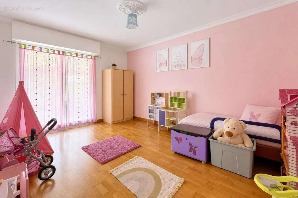 Bedrooms - Large House with Pool in Château-Gontier