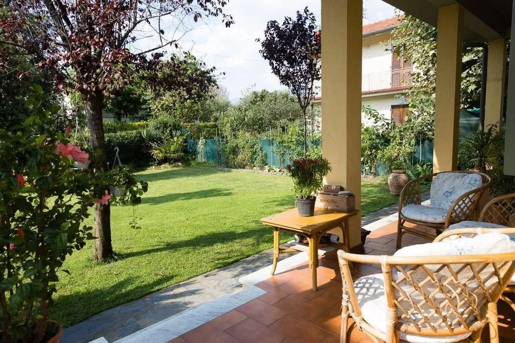 Terrasse - Detached House with Private Garden in Massa