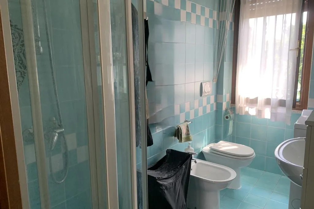 Bathrooms - Duplex Apartment with Balcony in Monza