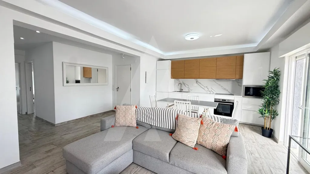 Séjour - Remodelled T2 with Two Frontages in Quarteira
