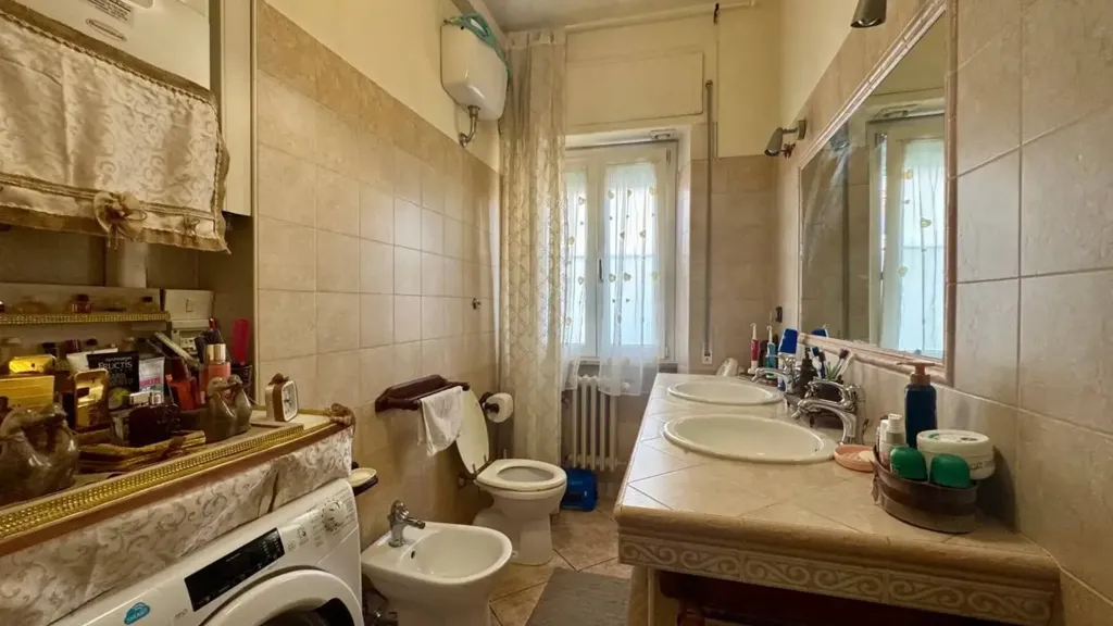 Salles de bain - Rearranged Apartment with Balcony in Ancona
