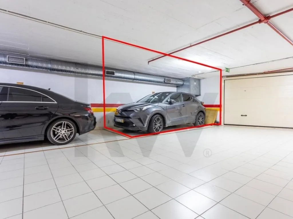 Garage - Luxury Flat with Terrace in Alvalade, Lisbon