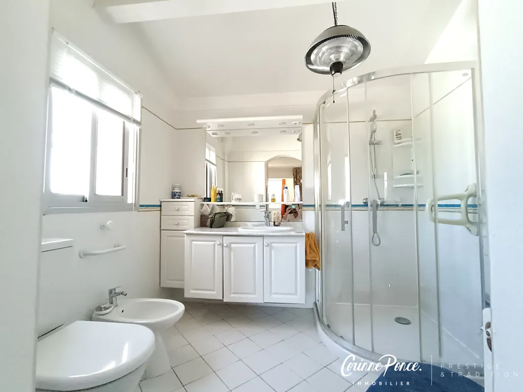Salles de bain - Villa de Plain-Pied avec Piscine à Garons