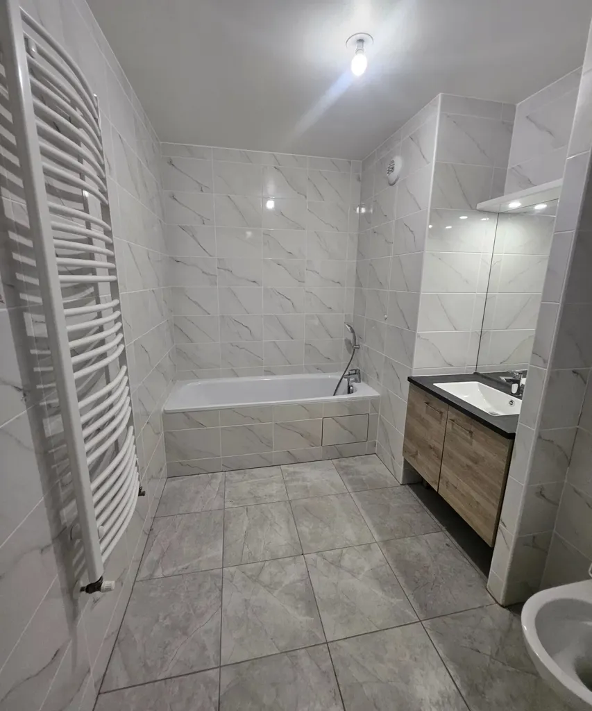 Vannitoad - 4-Piece Flat with Balcony in Charenton