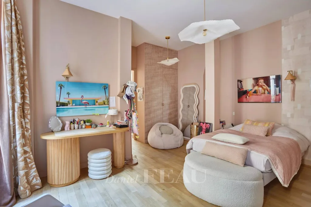 Bedrooms - Luxury Flat with Balcony in Paris