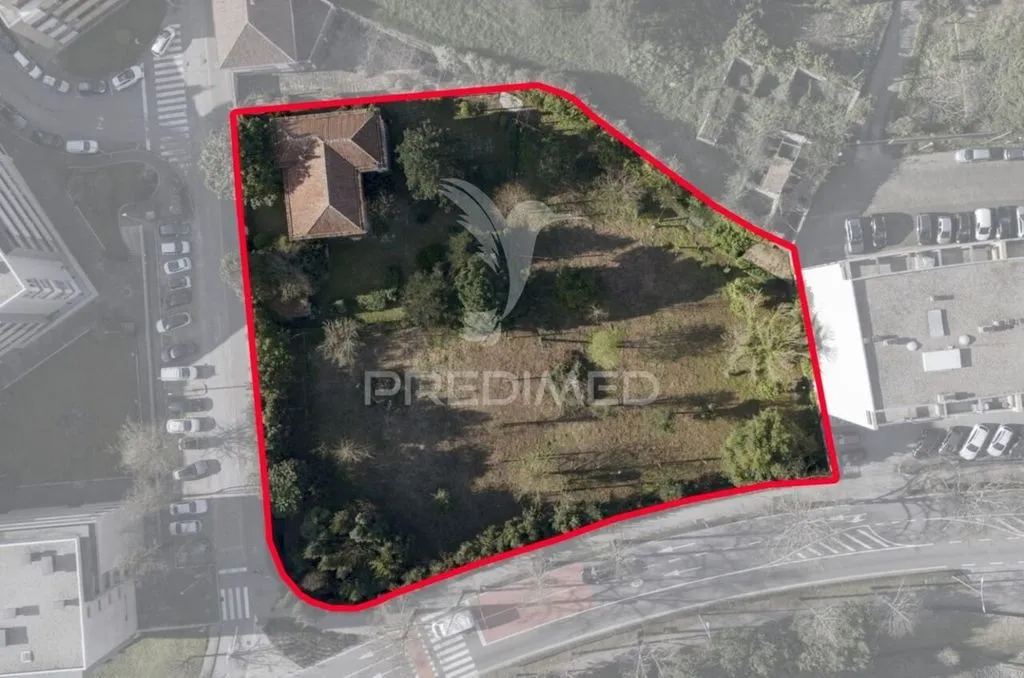 Development Land with Shops in Guimarães