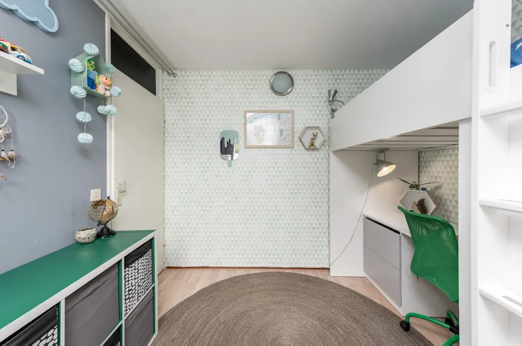 Magamistoad - Spacious 5-Bedroom House with Deep Garden in Almere