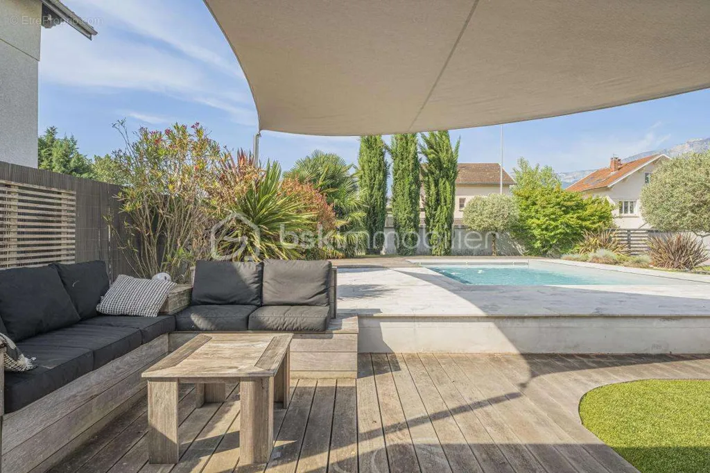 Piscine - Villa avec Piscine et Garage à Poisat