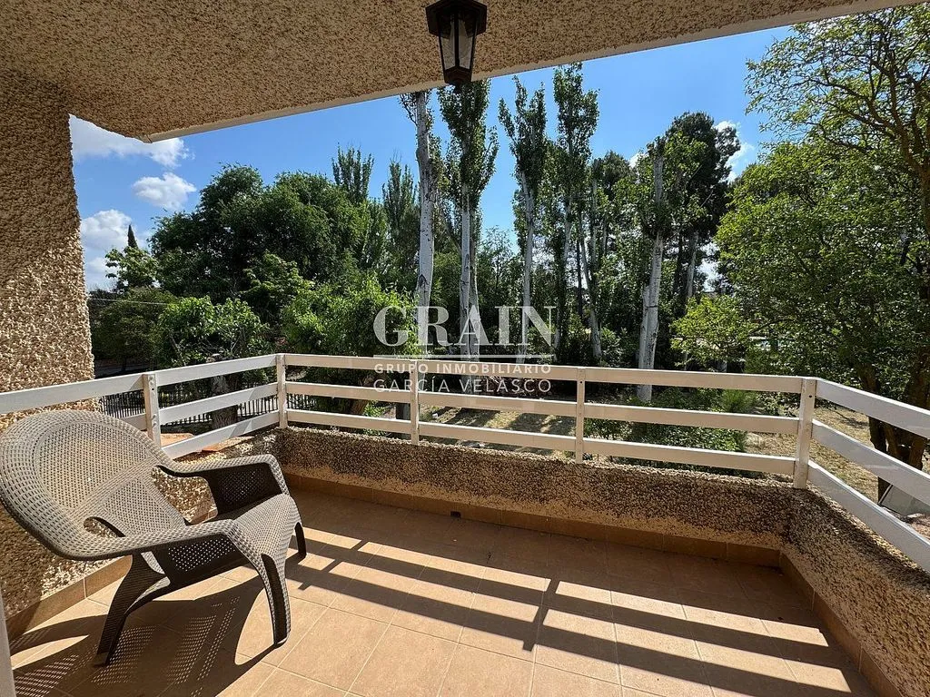 Balcone - Chalet with Pool in Hermanos Falcó