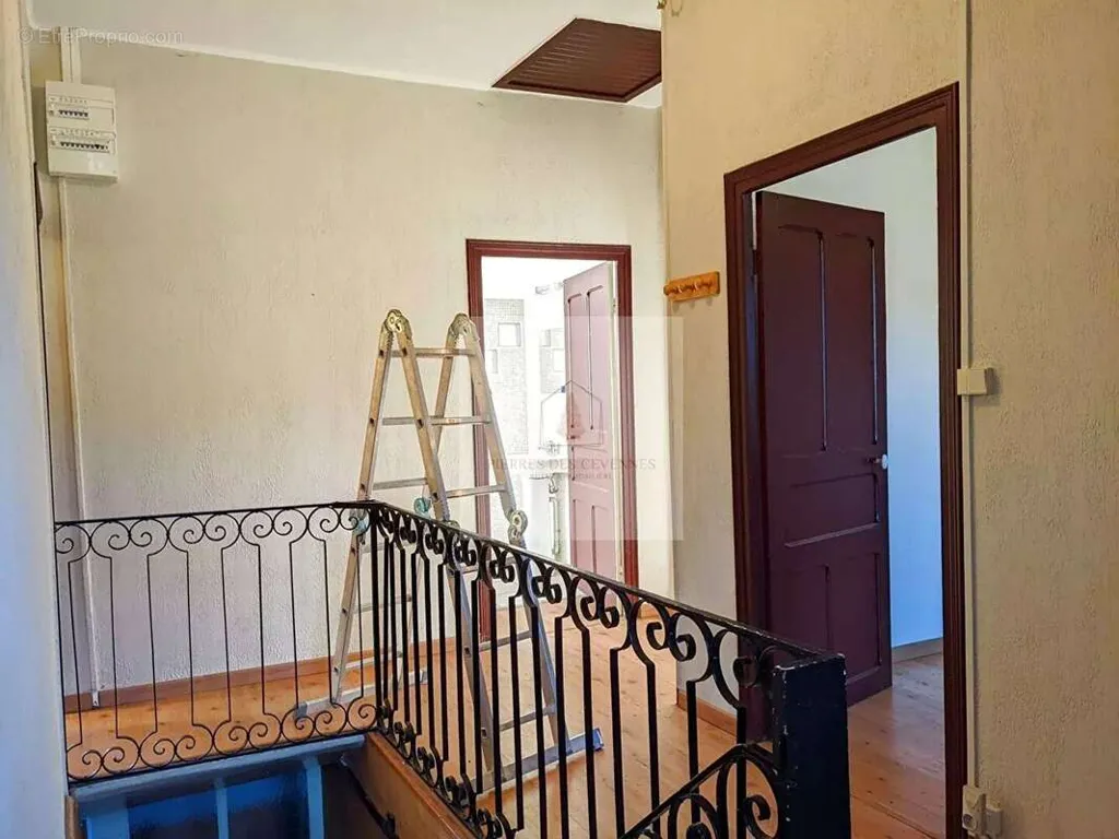 Pièces - Immeuble avec 2 Appartements et Garages au Collet de Dèze