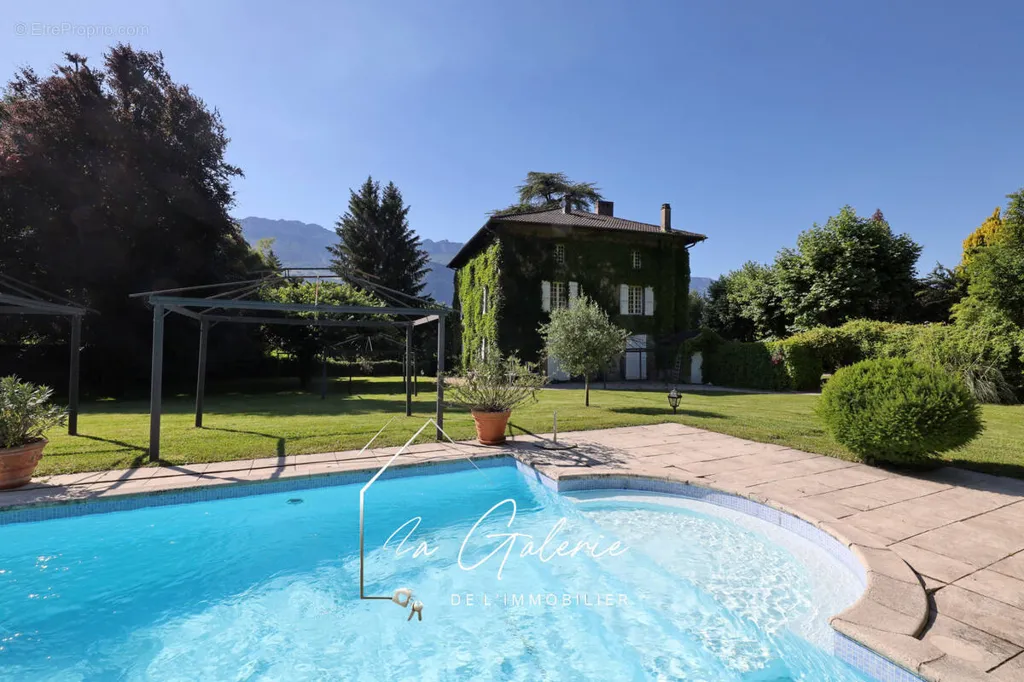 Pool - Charming House with Pool in Tencin