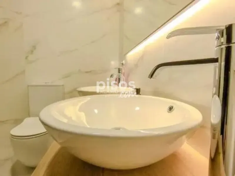 Bathrooms - Apartment with Balcony in Calle Mayor, Madrid