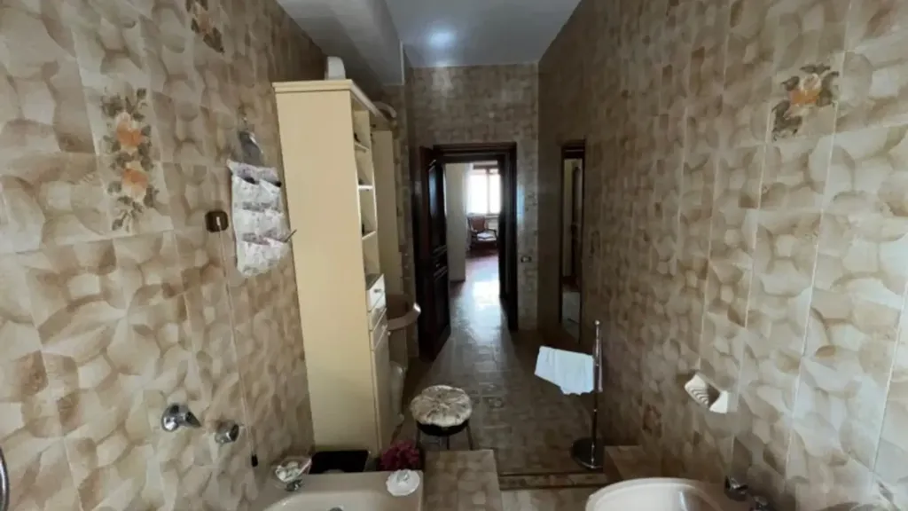 Salles de bain - Spacious Apartment with Dual Entrance in Rende