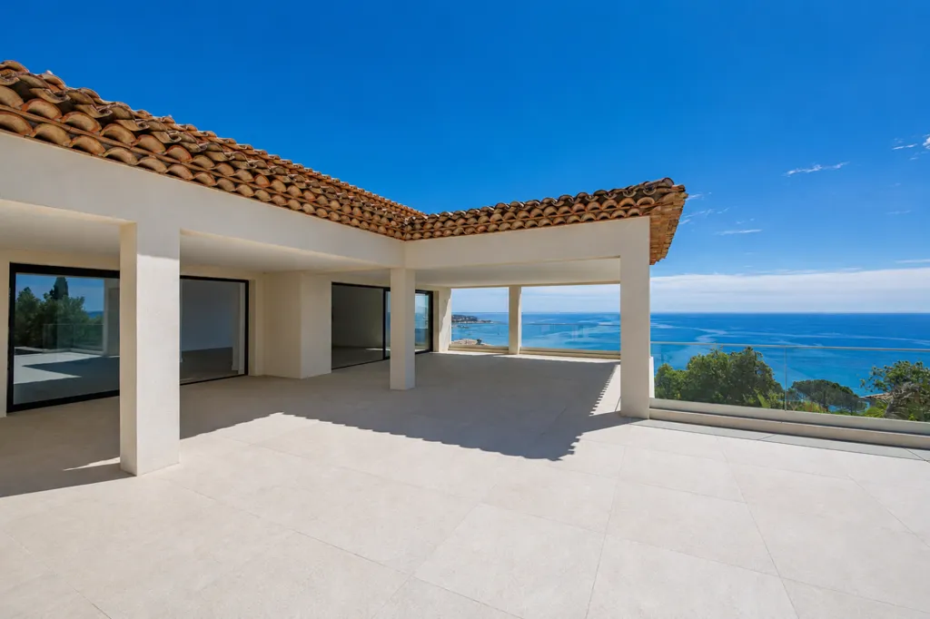 Terrasse - Villa Contemporaine avec Vue Panoramique sur la Mer à Sainte-Maxime