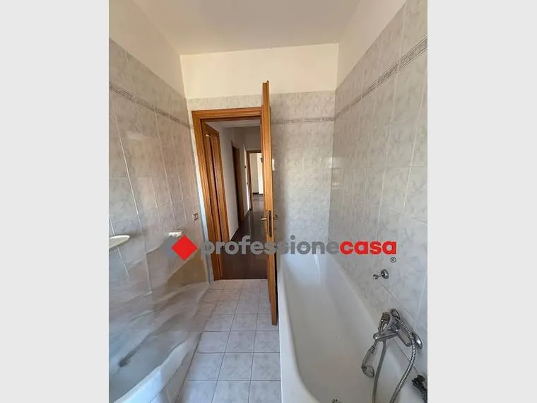 Bagni - Appartamento con doppia esposizione e terrazzo a Pomezia