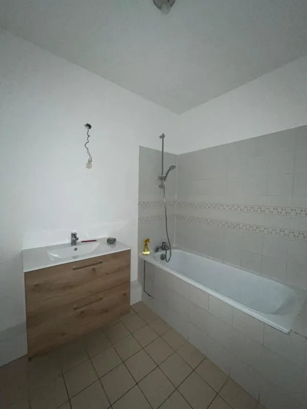 Vannitoad - Spacious 5-Bedroom Flat with Balcony in Fauriel