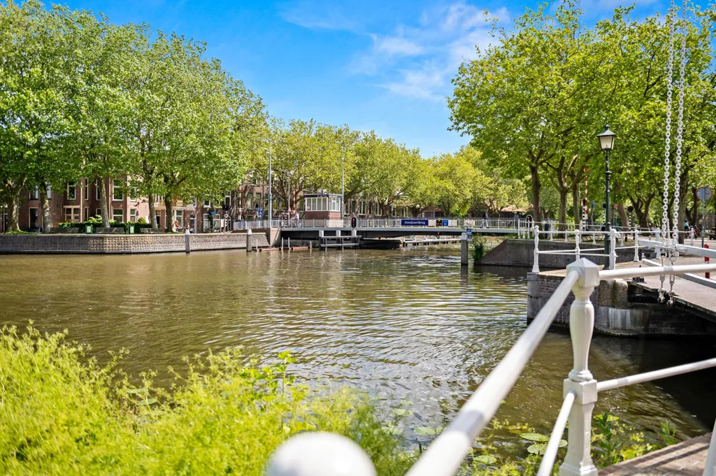Gallery Flat with Water View in Delft