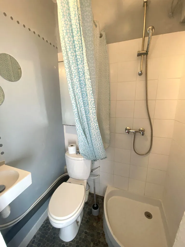 Bathrooms - Characterful 2-Bedroom Apartment in Avignon