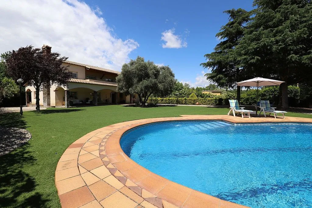 Piscine - Villa with Pool and Buildable Plot in Caldes de Malavella