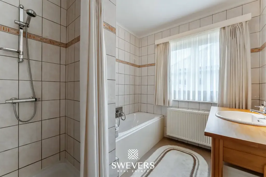 Salles de bain - Maison à Deux Unités avec Terrasse à Diepenbeek