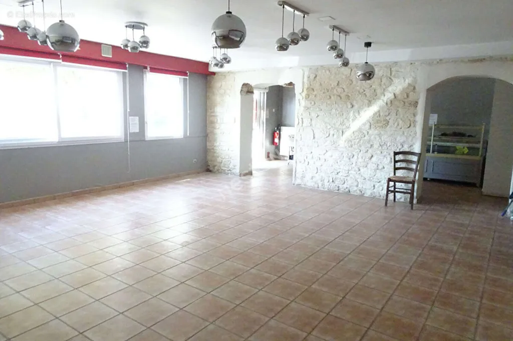 Toad - Commercial Premises with Terrace in Rochefort
