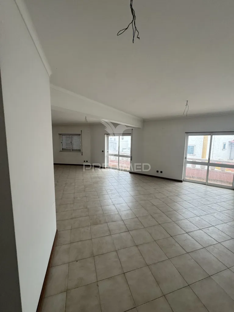 Séjour - Office with Conversion Potential in Porto de Mós
