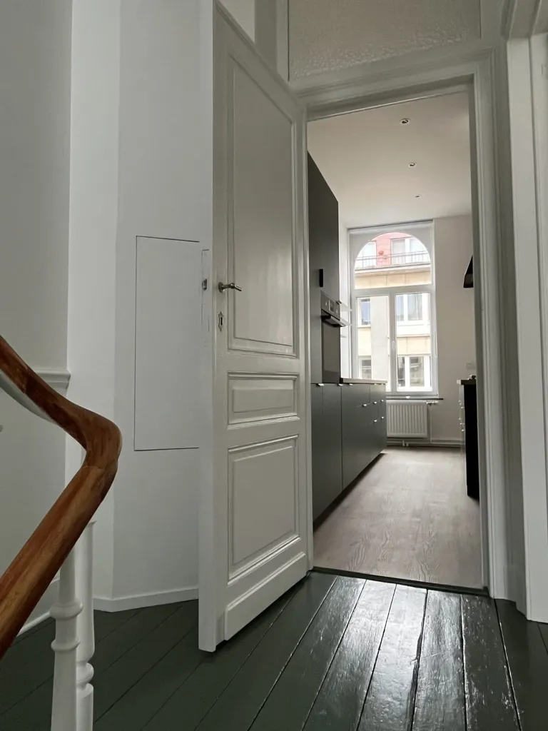 Entrée - Duplex Rénové avec Balcon à Schaerbeek