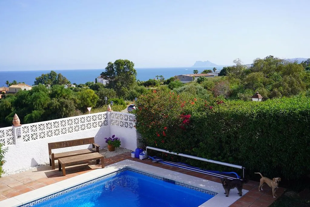 Piscine - Modern Villa with Pool in Torreguadiaro