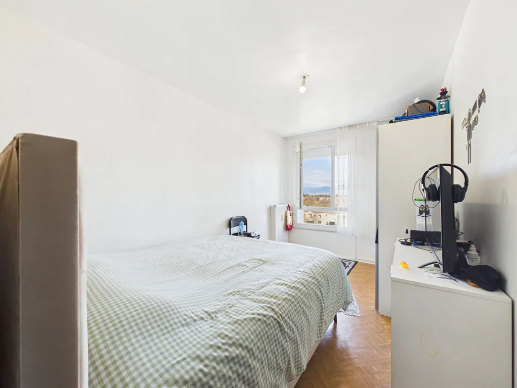 Chambres - Appartement T5 avec Balcons et Garage à Valence