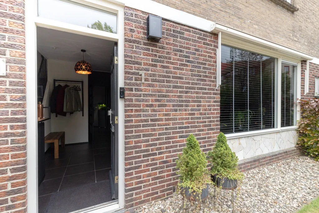 Välivaade - Half Duplex with Solar Panels in Central Location