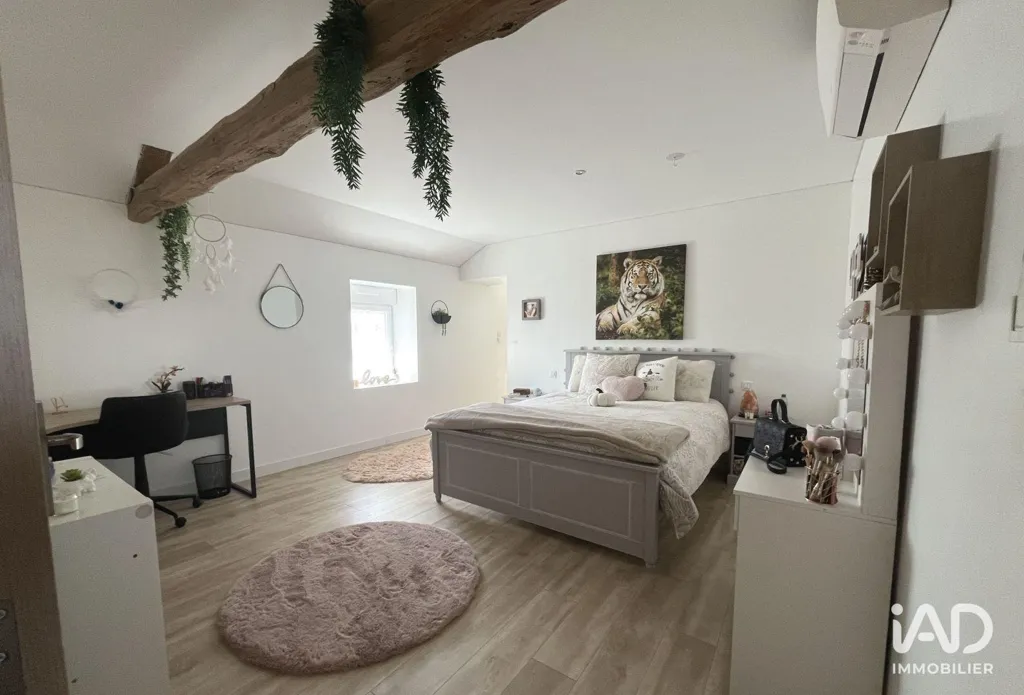Chambres - Maison Rénovée en Pierre avec Jardin à Vouillé