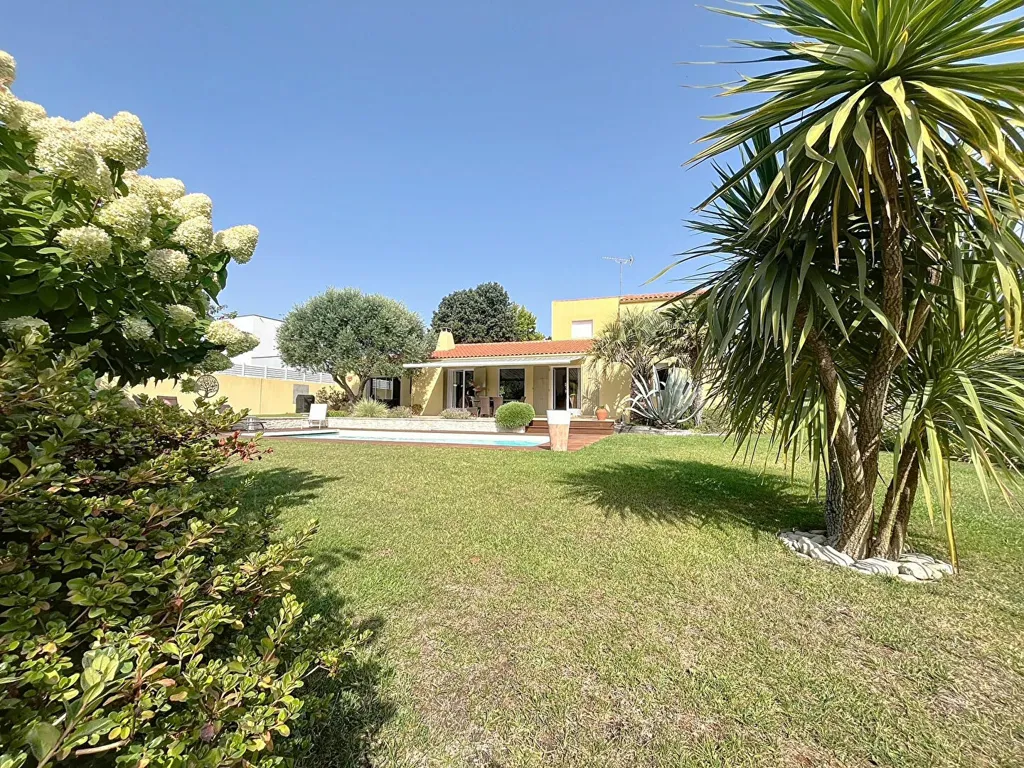 Jardin - Maison avec Piscine et Terrasse à LAGORD